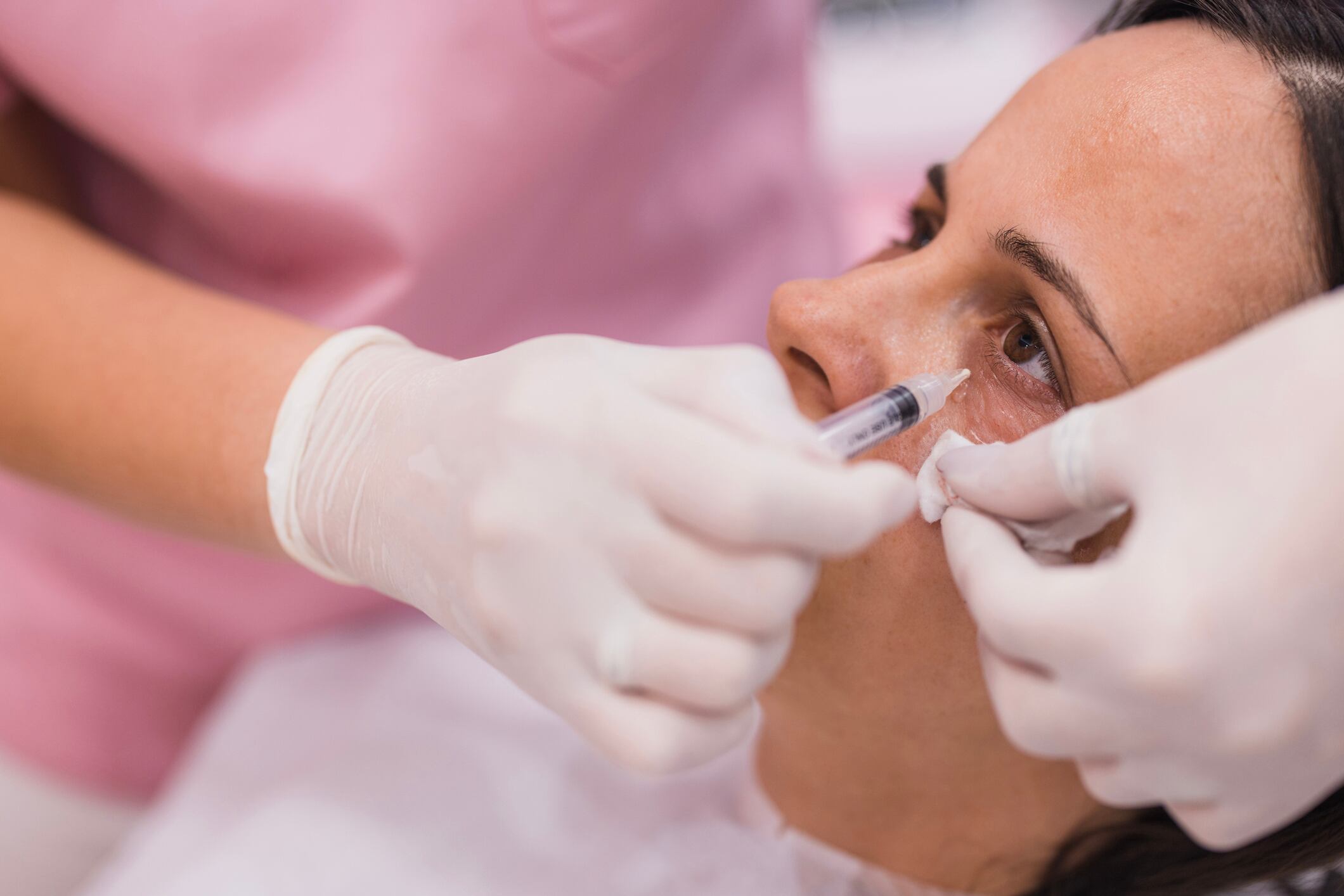 Mujer con ojeras inyectándose (Foto vía Getty Images)