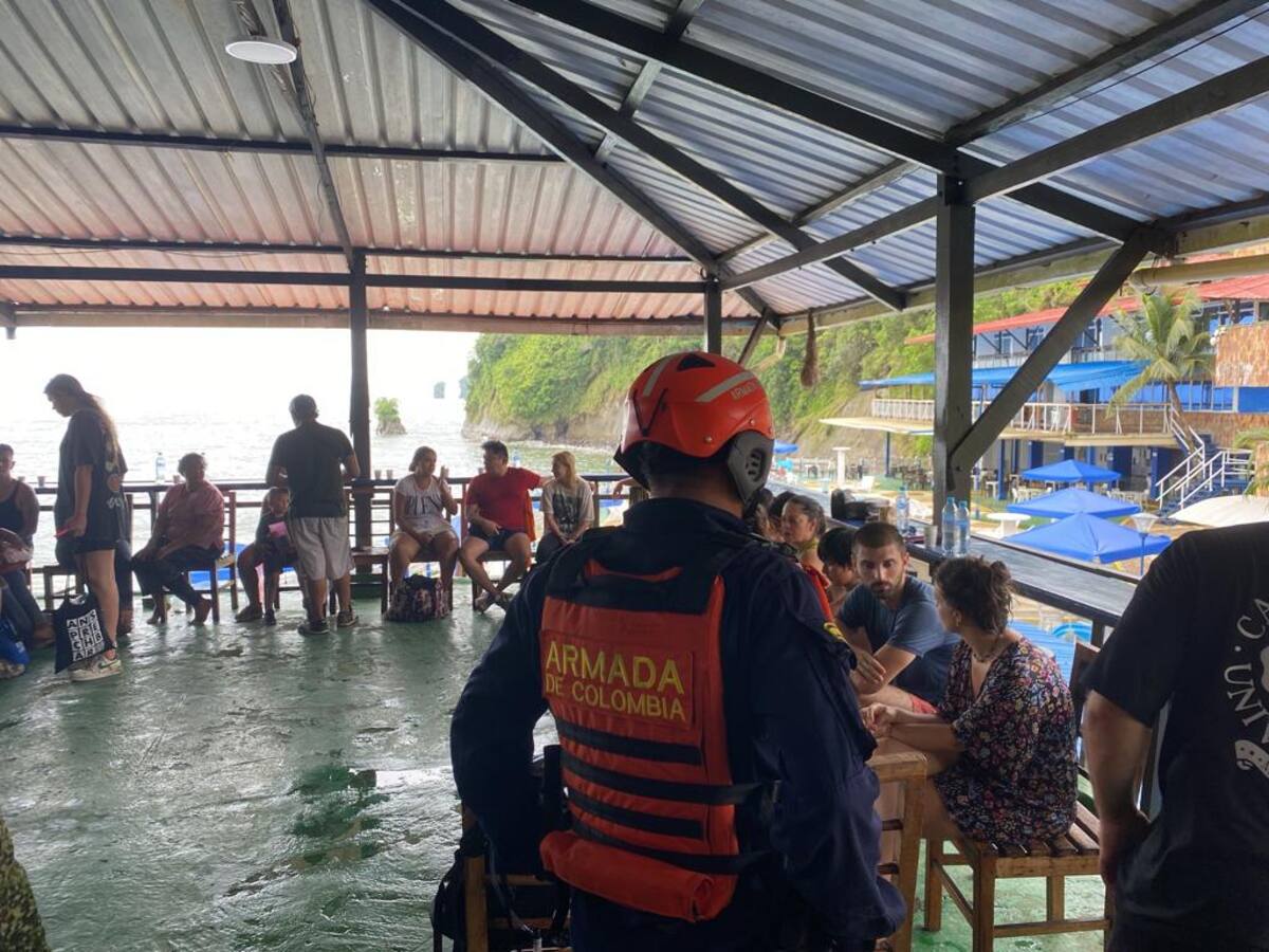 Obligan a 34 pasajeros a saltar al agua, entre ellos 3 menores, en asalto a una lancha