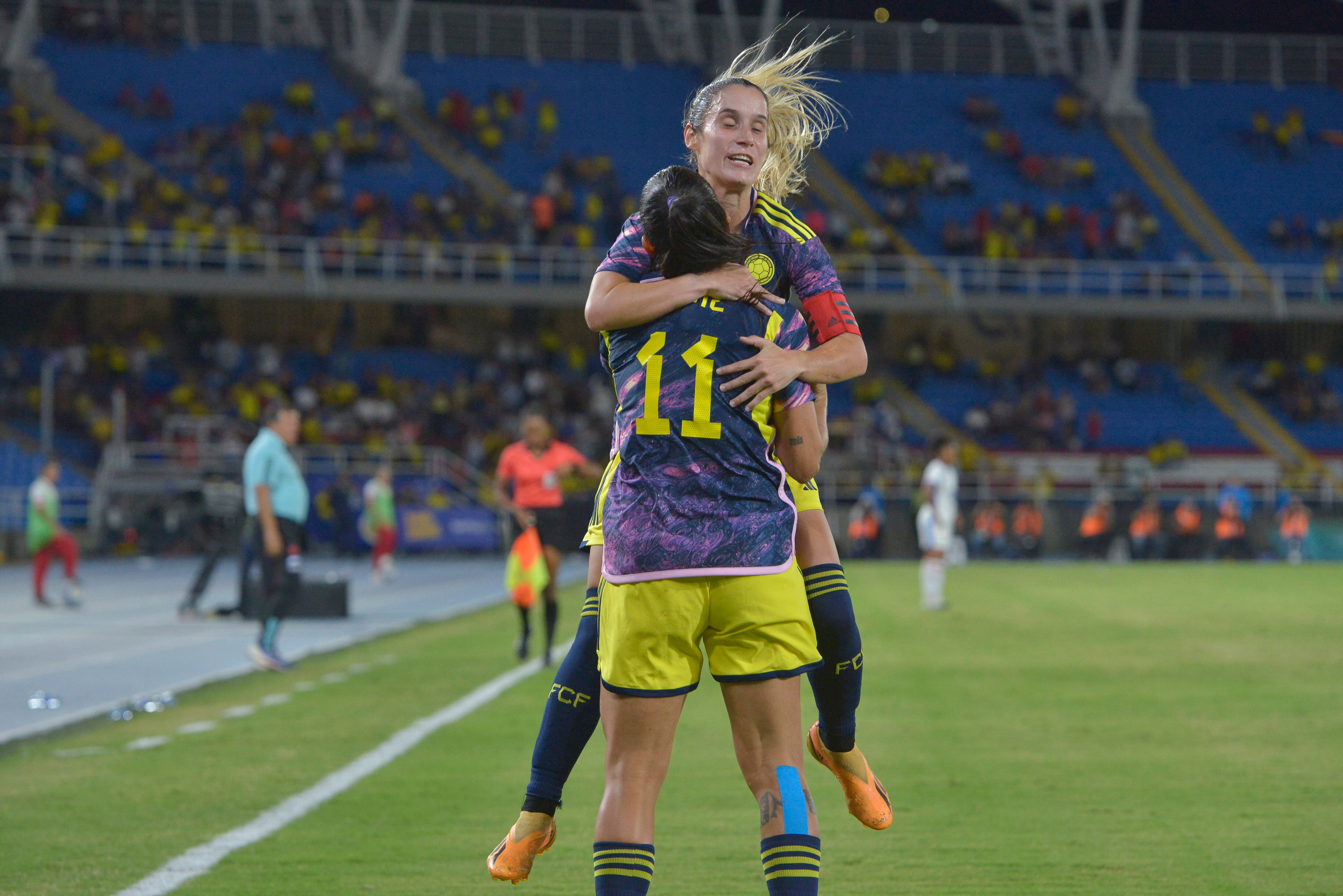 Catalina Usme de Colombia celebra con Danieala Montoya. (Photo by Gabriel Aponte/Getty Images)