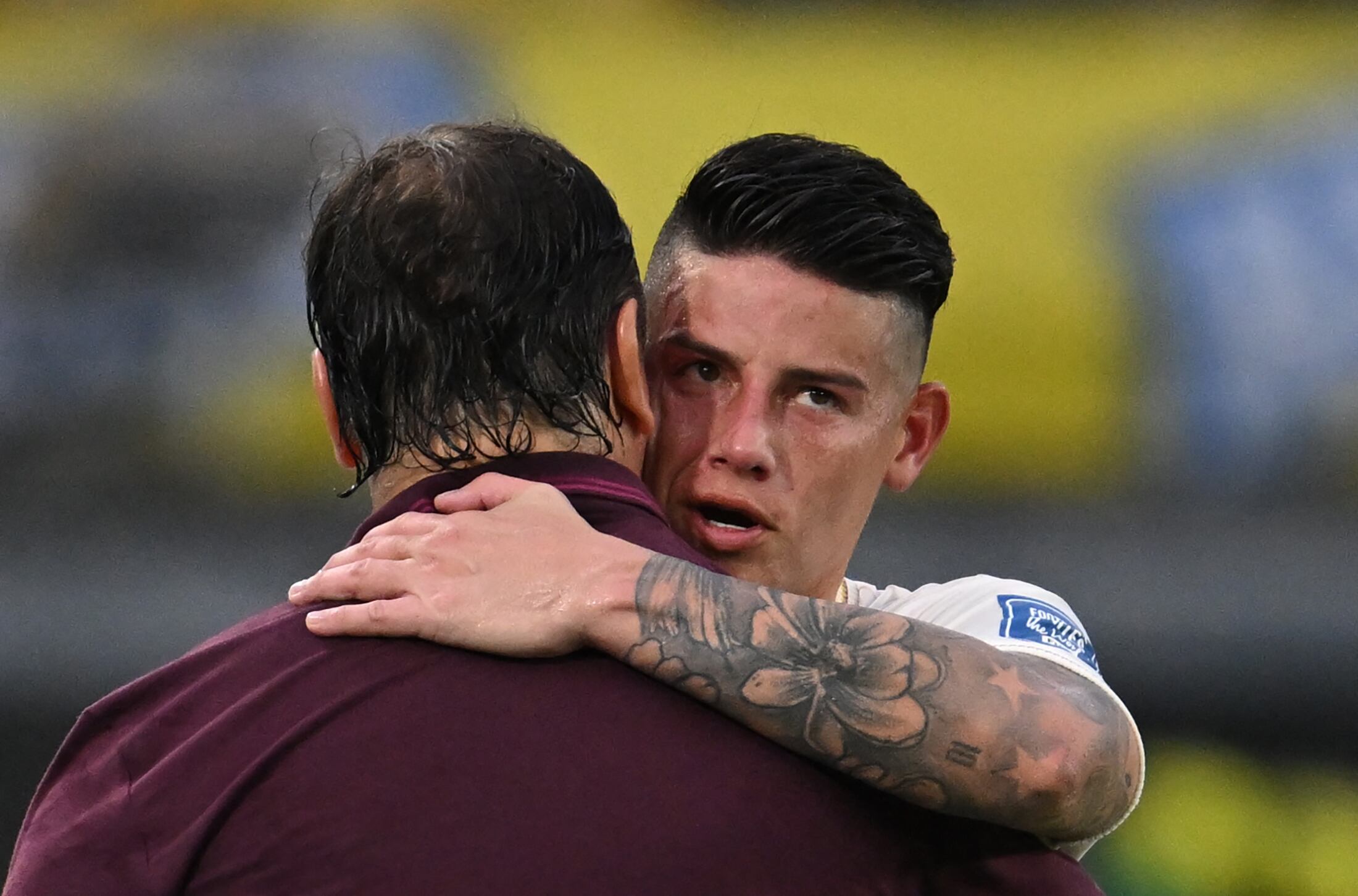 James Rodríguez junto a Néstor Lorenzo en un partido de la Selección Colombia. (Photo by RAUL ARBOLEDA/AFP via Getty Images)