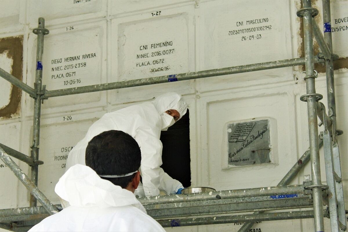 Intervención de bóvedas del Cementerio Universal de Medellín. Foto: UBPD.
