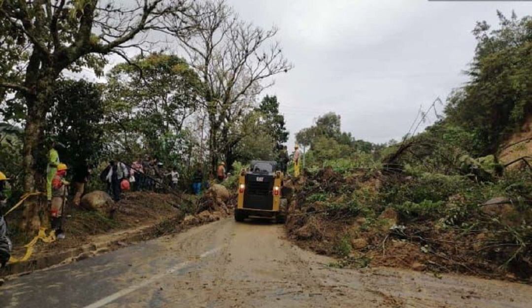 Deslizamientos den vía Panamericana