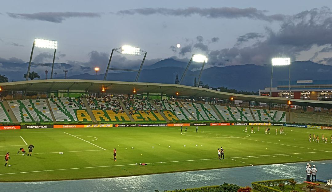 Hermoso atardecer desde el estadio Centenario de Armenia en la Copa América Femenina de fútbol