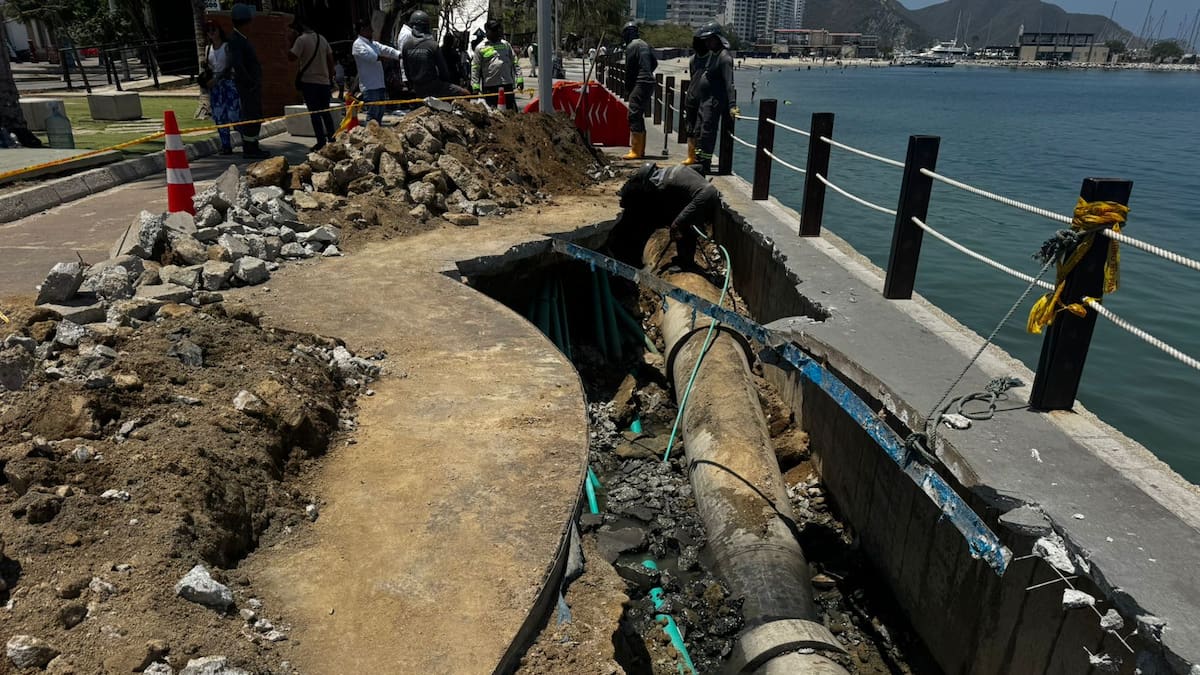 Emergencia sanitaria en el Camellón de la Bahía por ruptura de tubería de aguas residuales