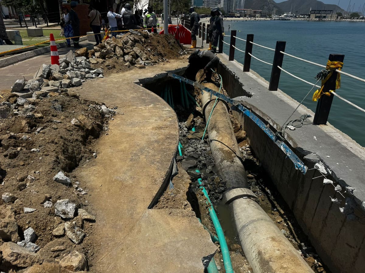 Emergencia sanitaria en el Camellón de la Bahía por ruptura de tubería de aguas residuales