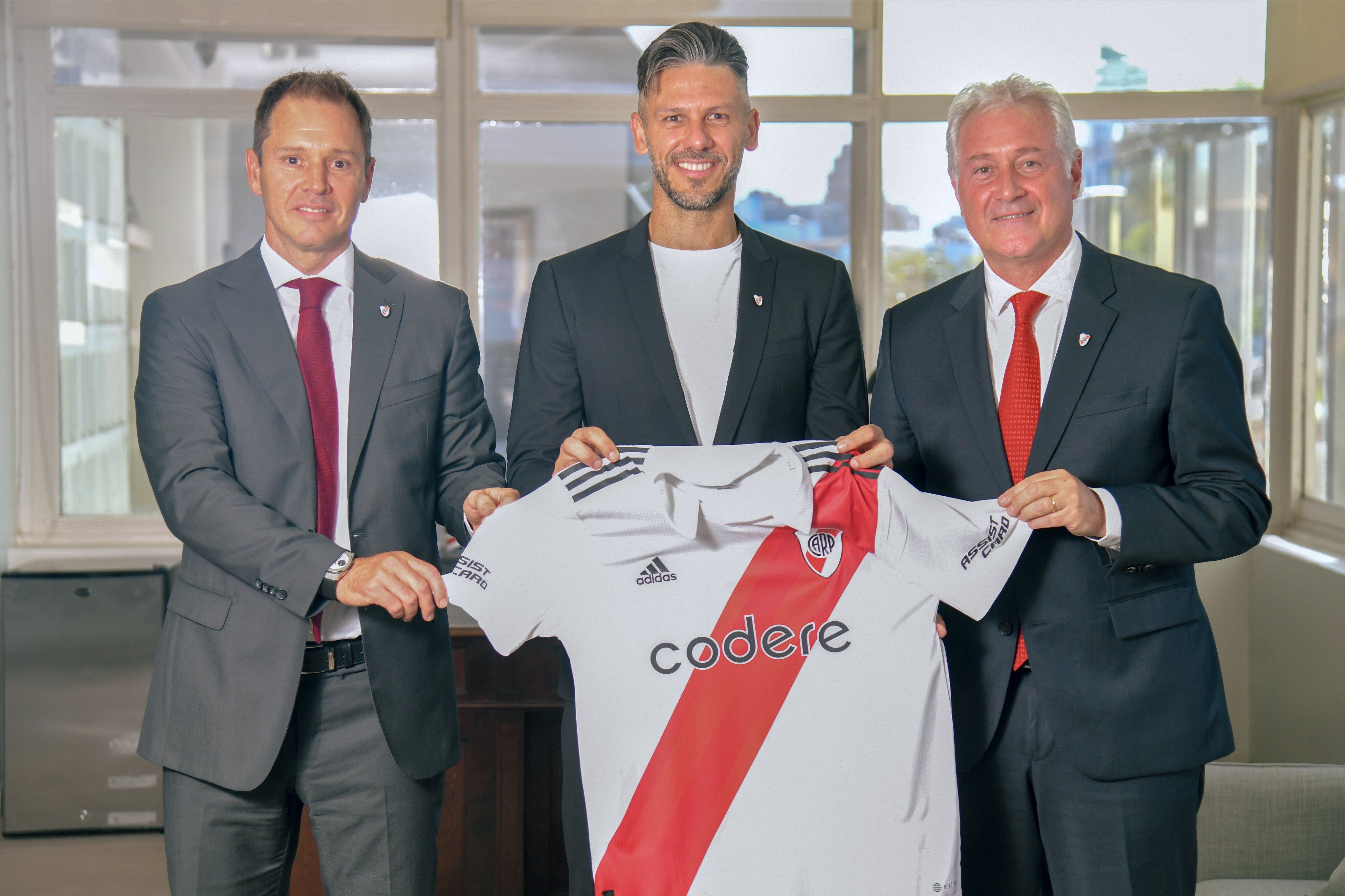 Martín Demichelis acompañado por el presidente Jorge Brito y el vicepresidente Matias Patanian / Foto: @RiverPlate