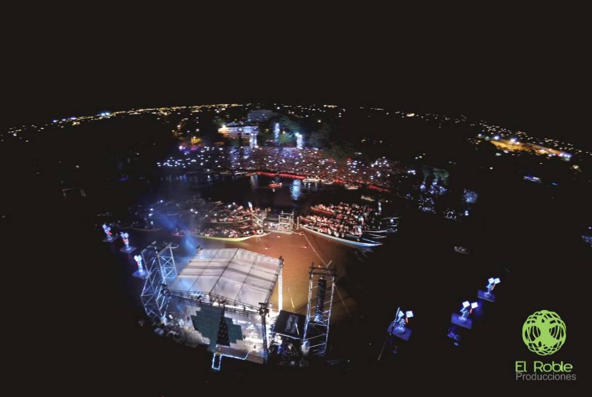 El artista hizo su presentación desde un planchó sobre el río Sinú. Foto: El Roble Producciones