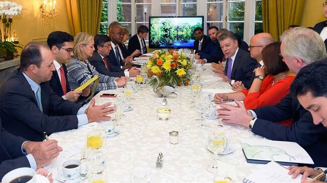 El presidente Juan Manuel Santos, llegó a Nueva York para la Asamblea de la ONU, en donde fue recibido por la embajadora María Emma Mejía y la consul María Isabel Nieto. Foto: Presidencia de la República.