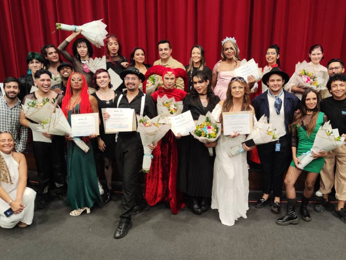 Diecisiete artistas LGBTIQ+ culminan proceso formativo en artes escénicas en Medellín