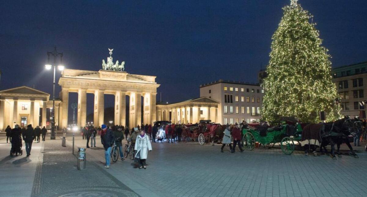 Árboles humanos, en los ríos y las ciudades más emblemáticas del mundo inundadas de luces y de la magia de la navidad. / Plaza Pariser Platz, en Berlín.