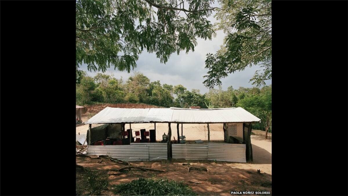 Durante el invierno, algunos alumnos tienen que enfrentar el frío y la lluvia, mientras en verano sufren de deshidratación debido al calor. Aquí, un aula en una escuela de Michoacán.