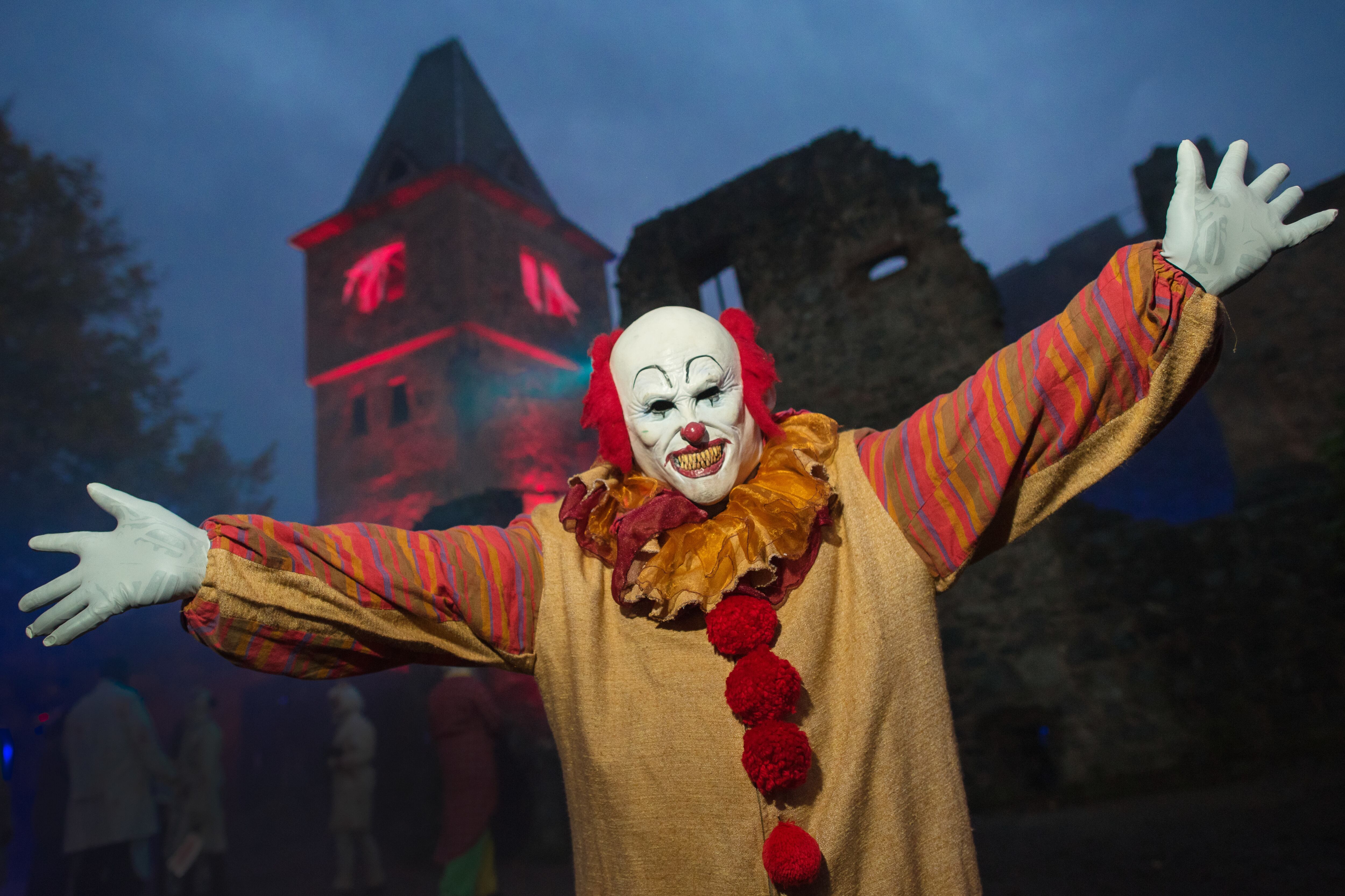 Un visitante disfrazado de payaso "Pennywise" de "It" de Steven King se encuentra frente al castillo de Frankenstein en el espectáculo de Halloween en Muehltal, Alemania, el 22 de octubre de 2016.