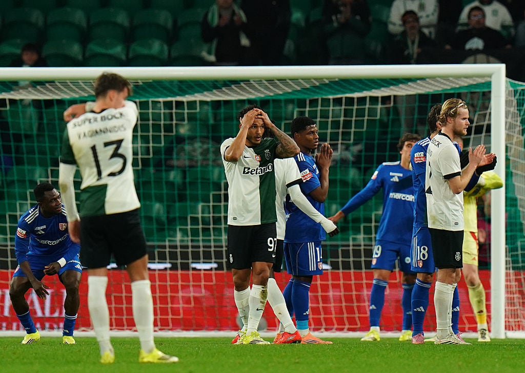Luis Suárez se lleva las manos a la cabeza por fuerte momento en el partido / Getty Images