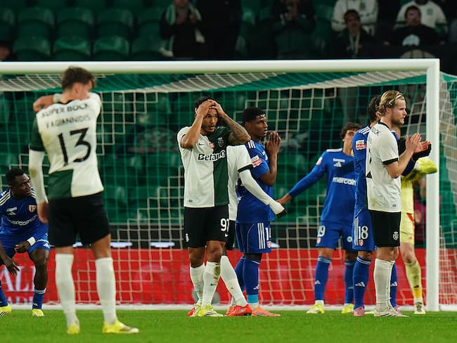 Luis Suárez se lleva las manos a la cabeza por fuerte momento en el partido / Getty Images