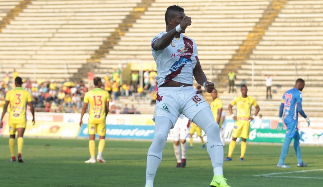 Deportes Tolima, durante un partido en el estadio Guillermo Plazas Alcid frente al Atlético Huila.