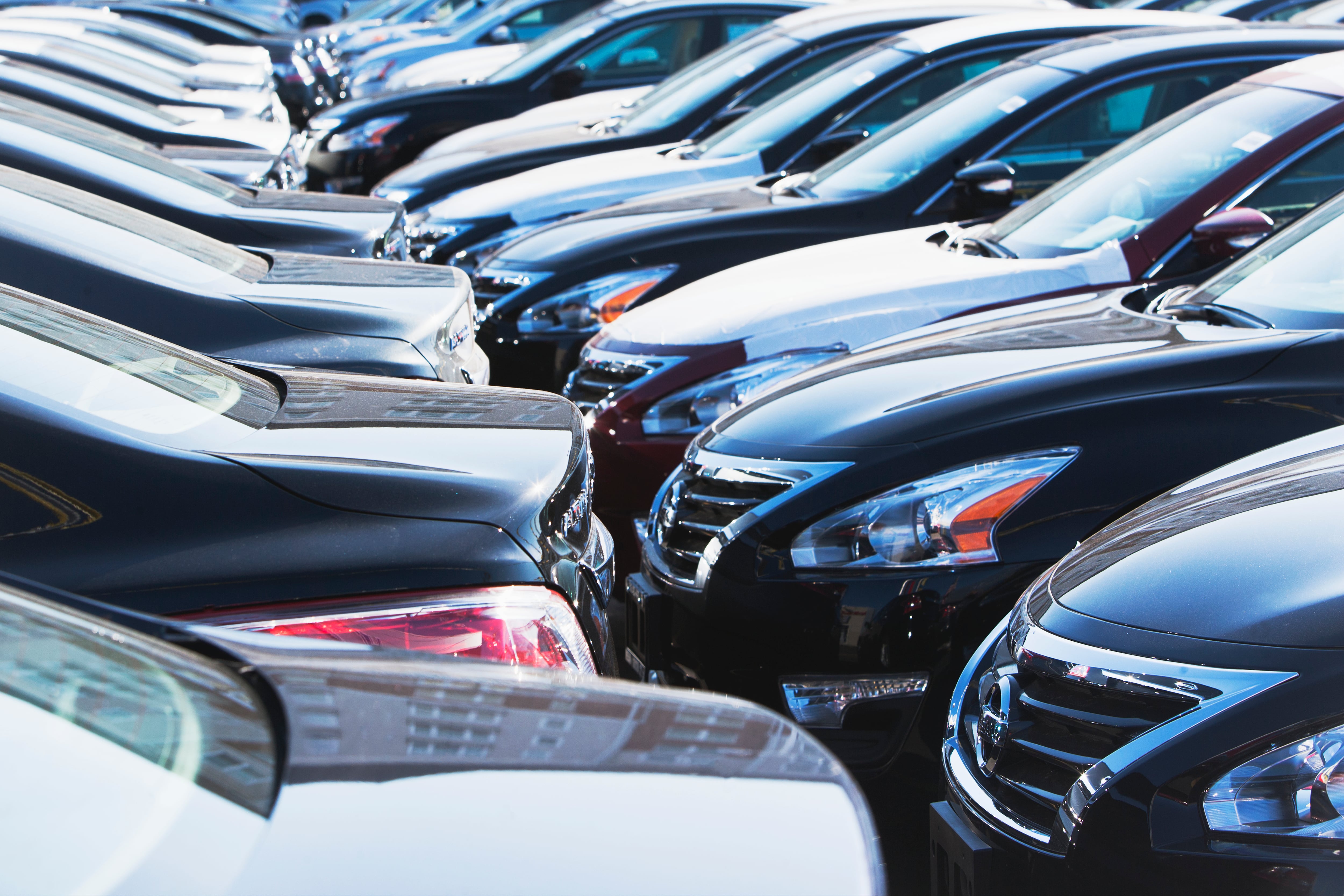 Coches aparcados en fila - Foto Getty Images / Alan Schein Photography