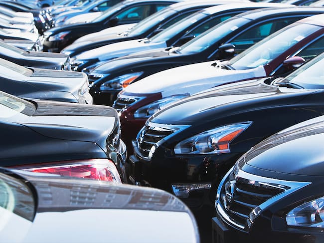 Coches aparcados en fila - Foto Getty Images / Alan Schein Photography