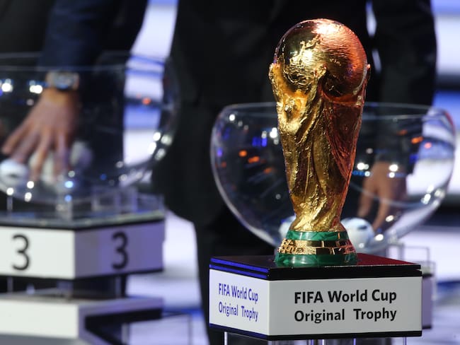 Trofeo en el sorteo del repechaje intercontinental / Getty Images.