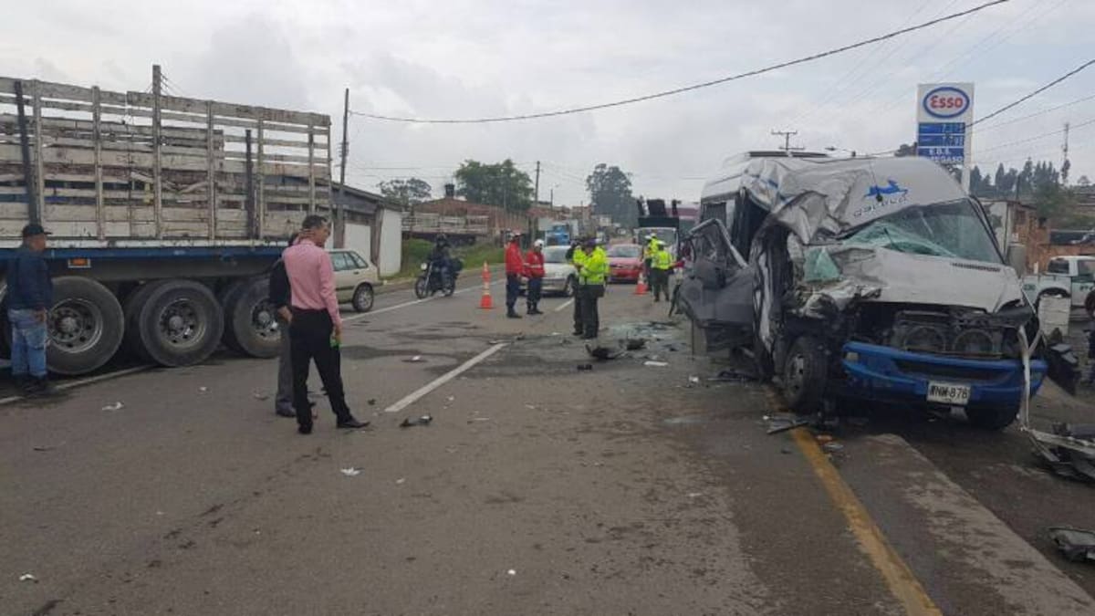 Ocho heridos provocó el choque entre una tractomula y un bus en la vía Tunja – Paipa