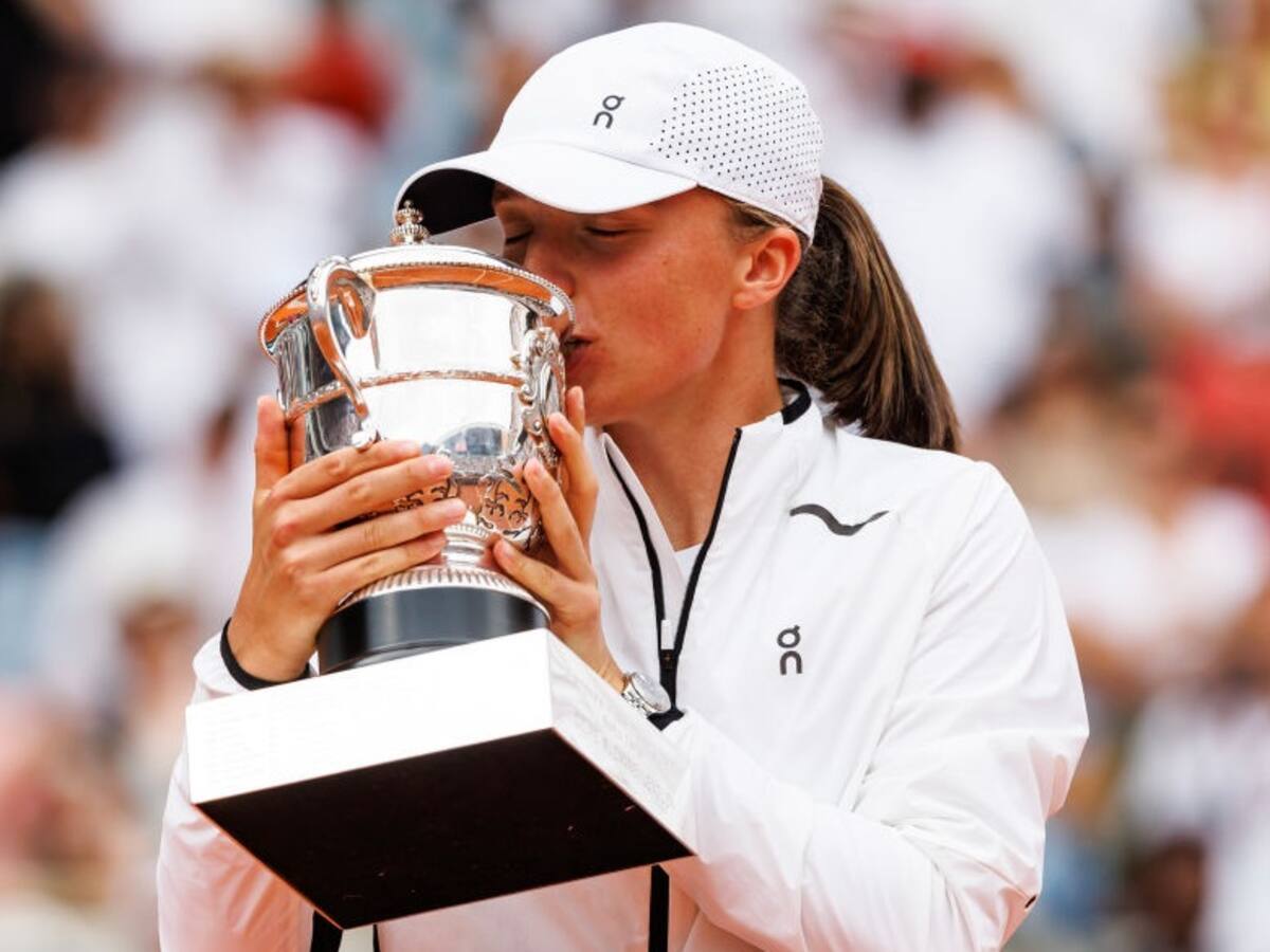 Iga Swiatek retuvo el título de Roland Garros luego de imponerse a Karolina Muchova