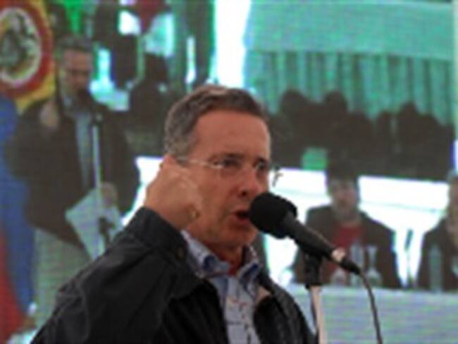 Uribe ratifica apoyo de EE.UU. pese a pedido de países de la región para suspenderlo