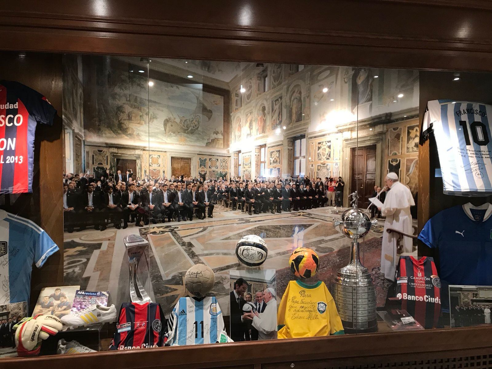 Museo de fútbol del Papa Francisco en el Vaticano.