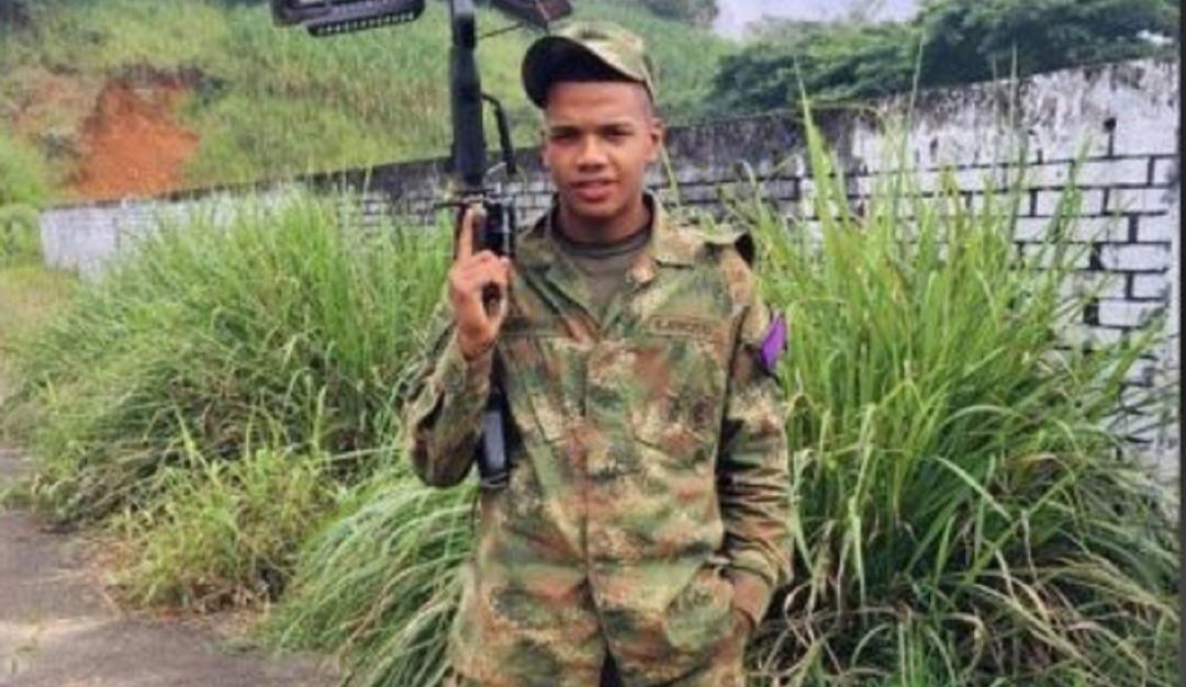 El soldado Sebastián Quiñónez Echavarría llevaba ocho meses de servicio y se encontraba prestando el servicio militar en el Batallón de Alta Montaña #3.