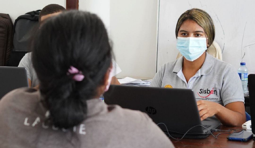 Funcionaria del Sisbén dando información a una ciudadana / Foto: Colprensa