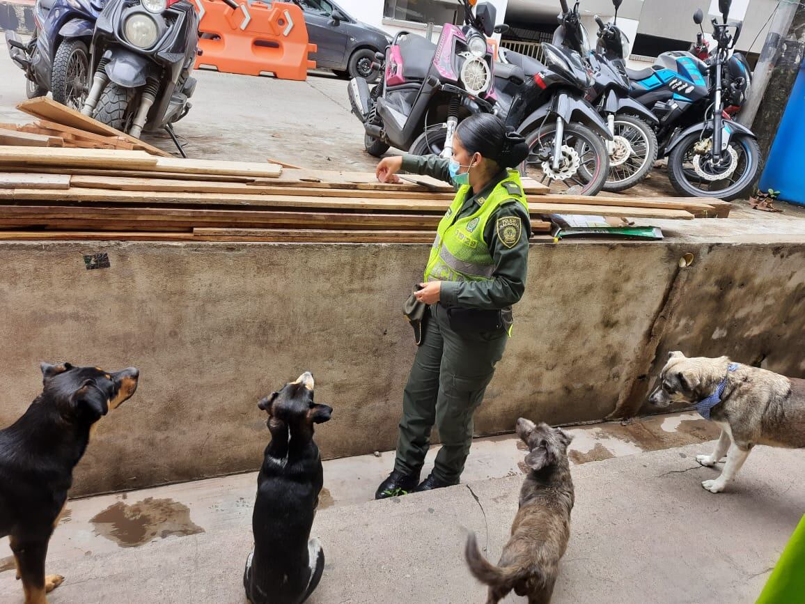 Mujer policía que dedica su tiempo libre a proteger a los desprotegidos.