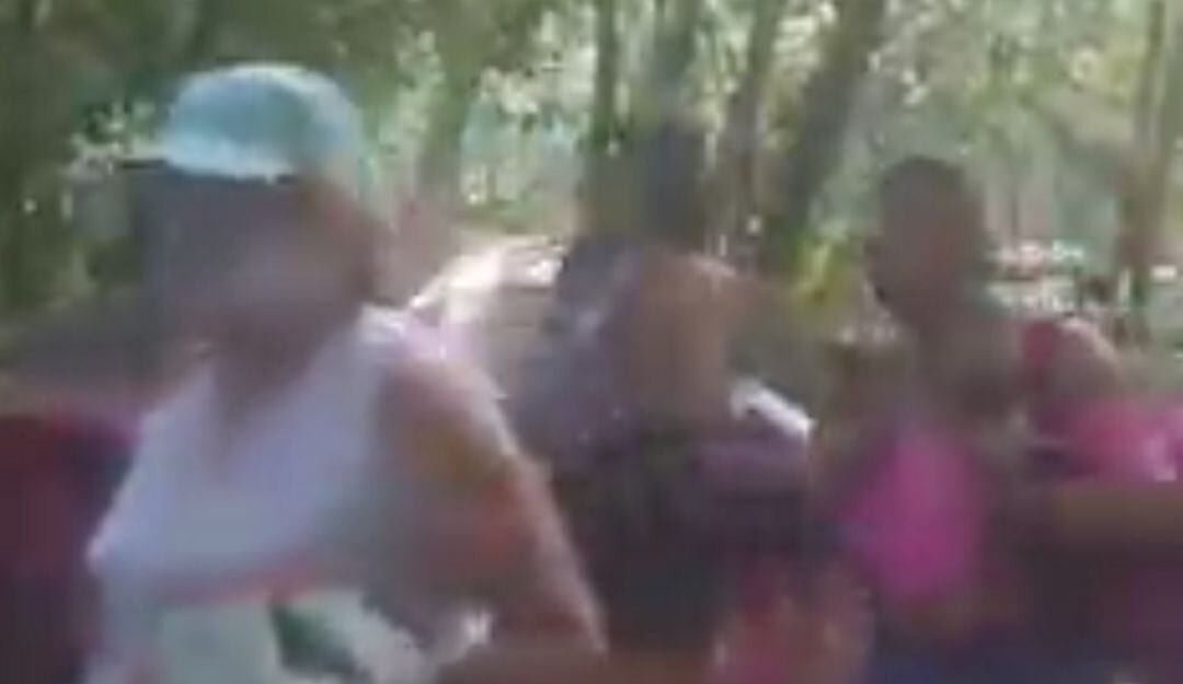 Personas aglomeradas en un sector, entre la vía Victoria y Samaná.