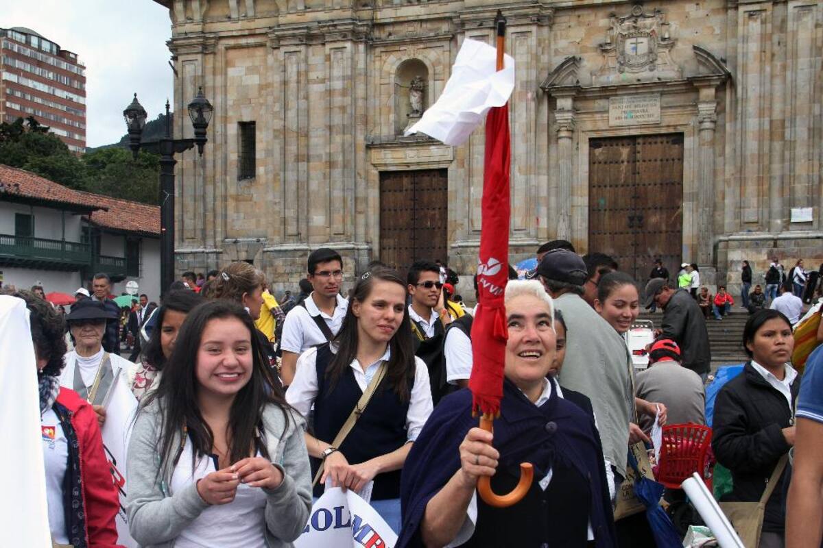 Concluyó en la Plaza de Bolívar la caminata que llevaba el lema "Con los pies en la tierra ganemos por la paz".