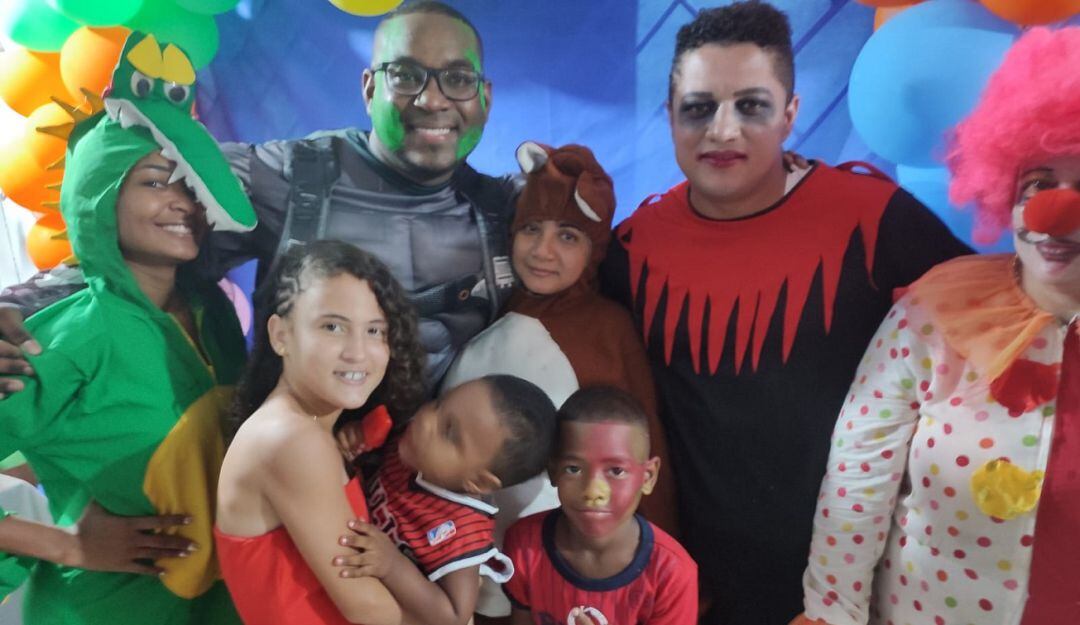 El catedrático Álvaro Zabaleta sorprendió a los niños con algunos detalles como dulces, helados, paletas, crispetas, entre otros