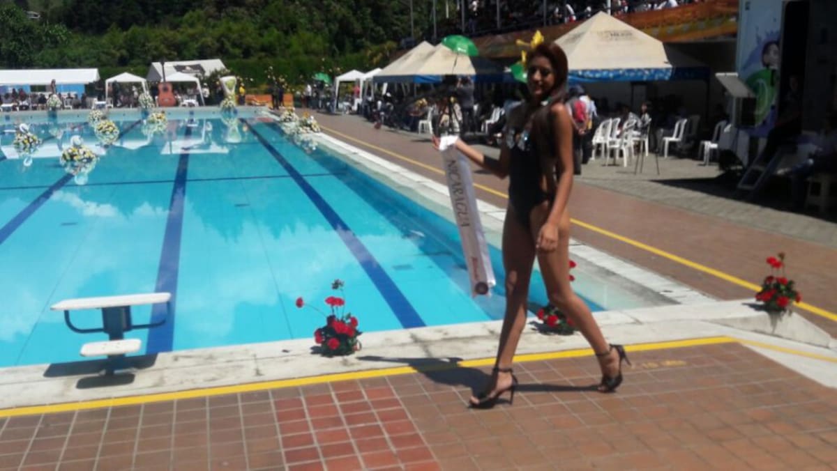 Desfile en traje de baño de las candidatas al Reinado Internacional del Café