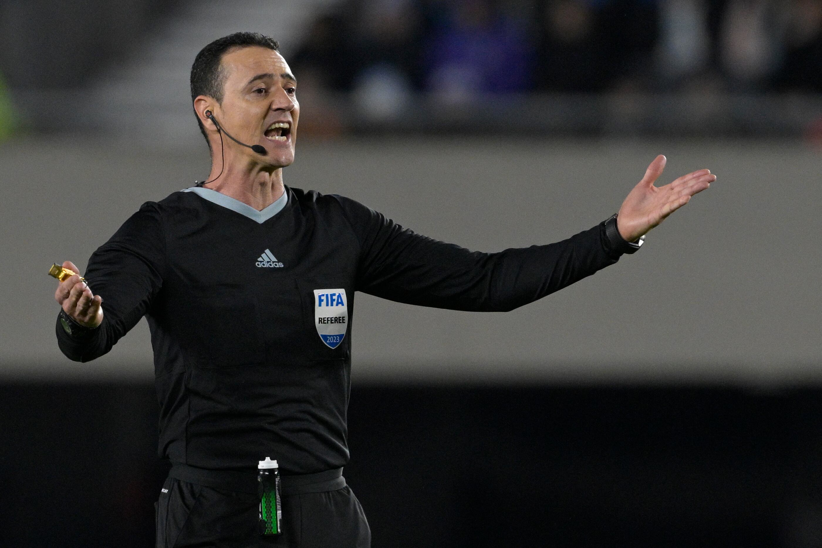 Wílmar Roldan árbitro del encuentro Argetina vs. Ecuador (Photo by JUAN MABROMATA / AFP) (Photo by JUAN MABROMATA/AFP via Getty Images)