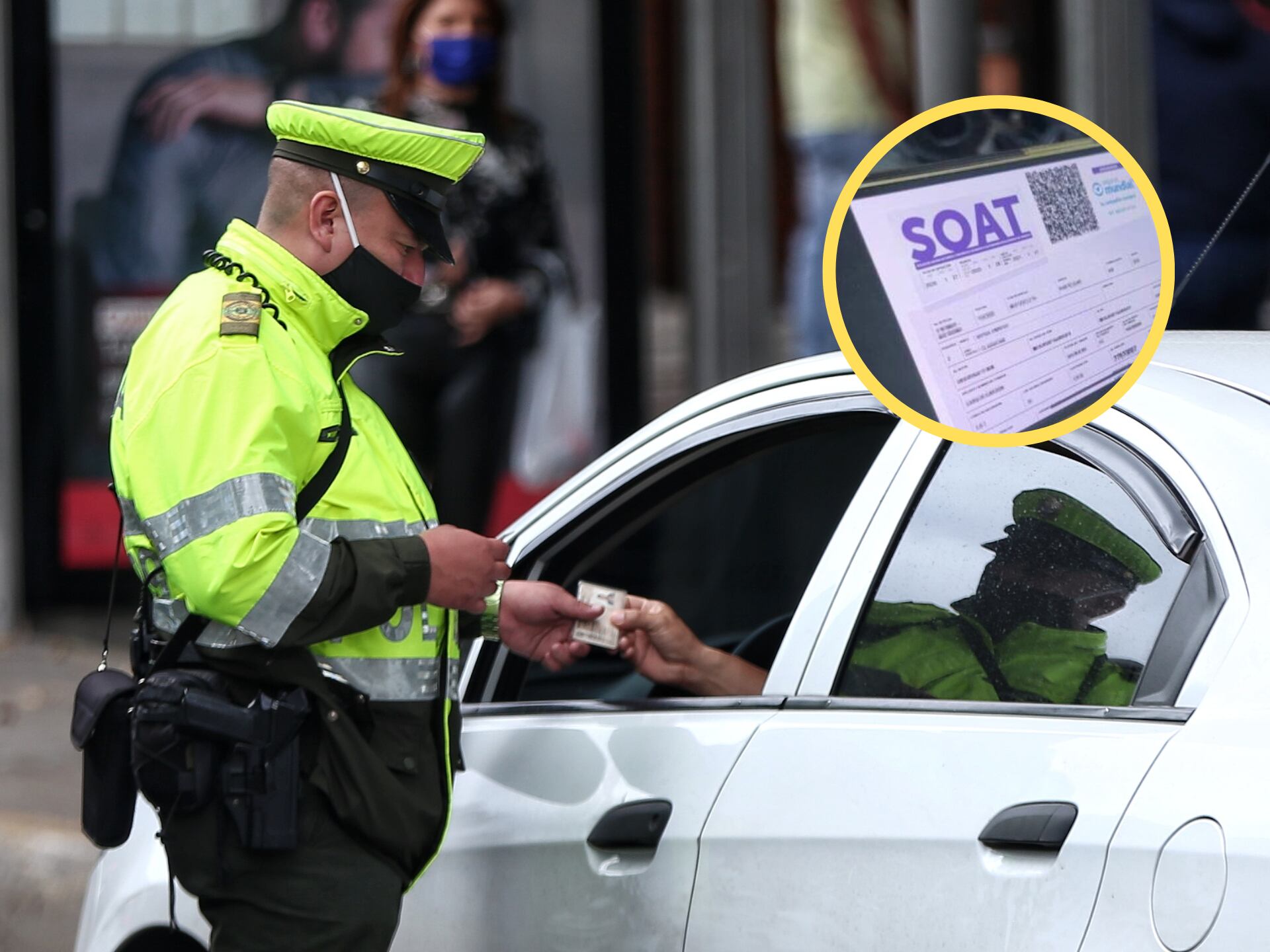 Policía de tránsito revisando los papeles de un vehículo. En el círculo, la imagen del SOAT (Fotos vía Colprensa)