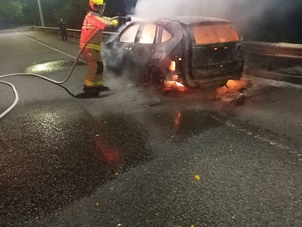 Bomberos de Cartagena atendieron incendio de un vehículo en la Vía al Mar