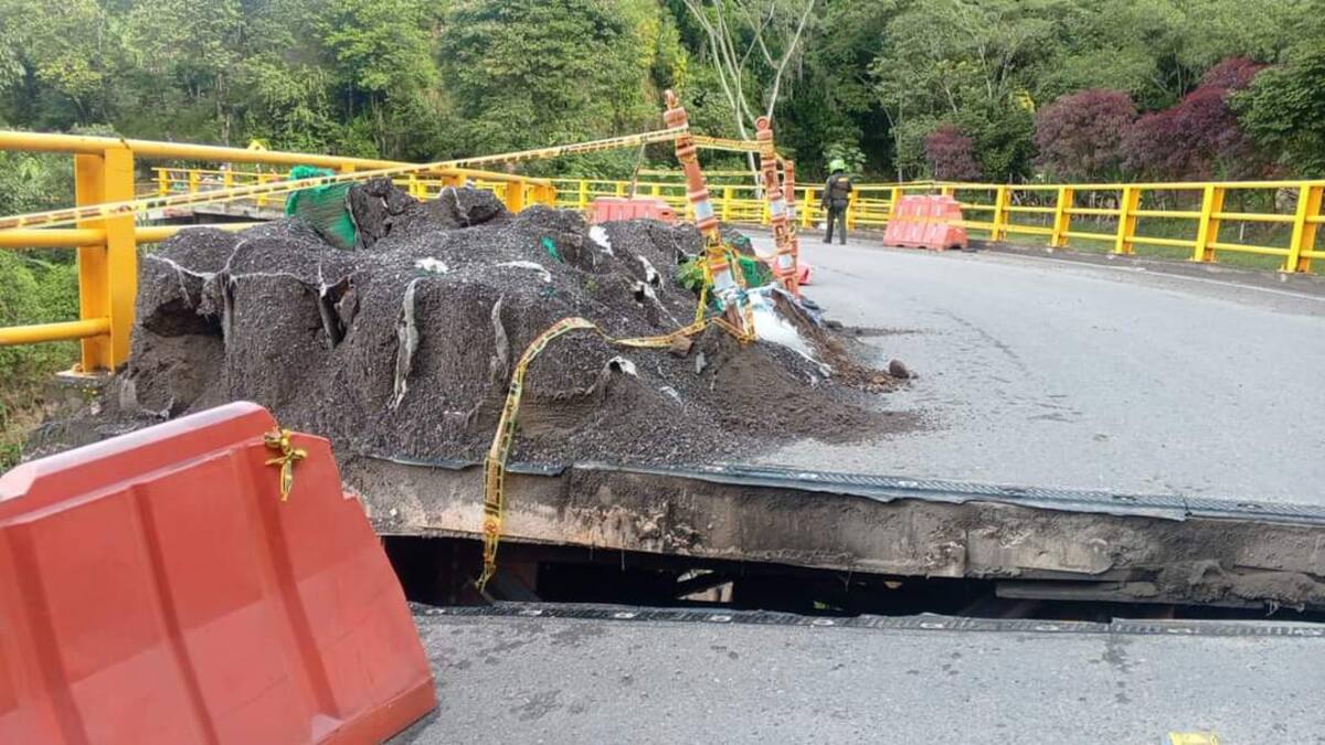 Colapsó puente en la vía Curos - Málaga