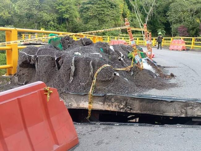 Colapsó puente en la vía Curos - Málaga