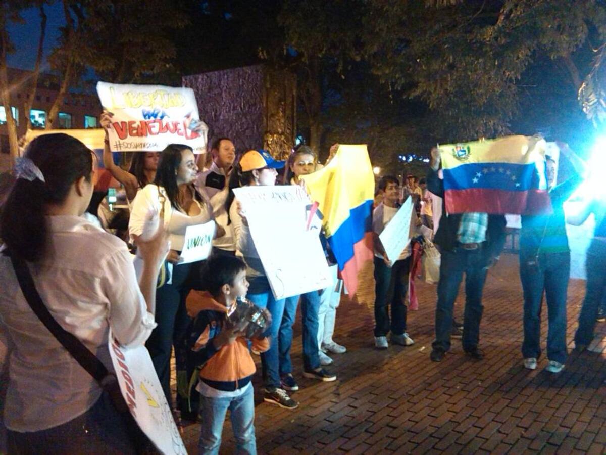Decenas de venezolanos y colombianos que los apoyaban se manifestaron con pancartas en contra del Gobierno de Nicolás Maduro.
