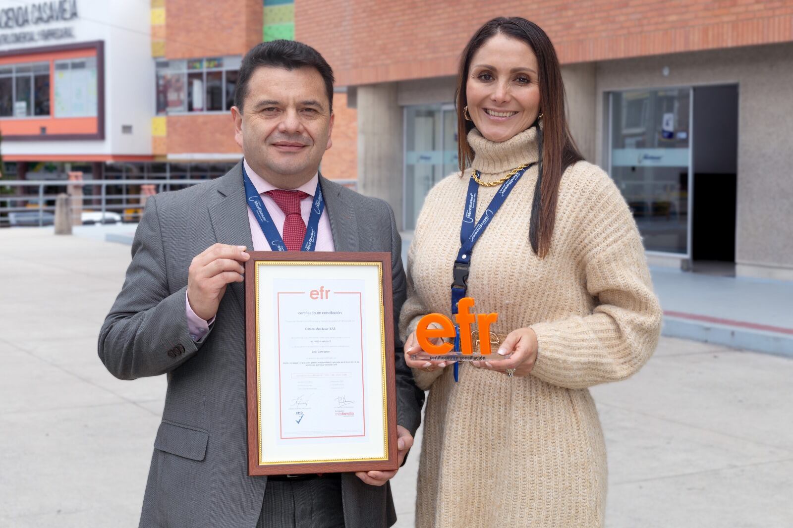 La certificación EFR, como Empresa Familiarmente Responsable, fue otorgada a la Clínica Medilaser por la Fundación Másfamilia / Foto: Prensa Medilaser.