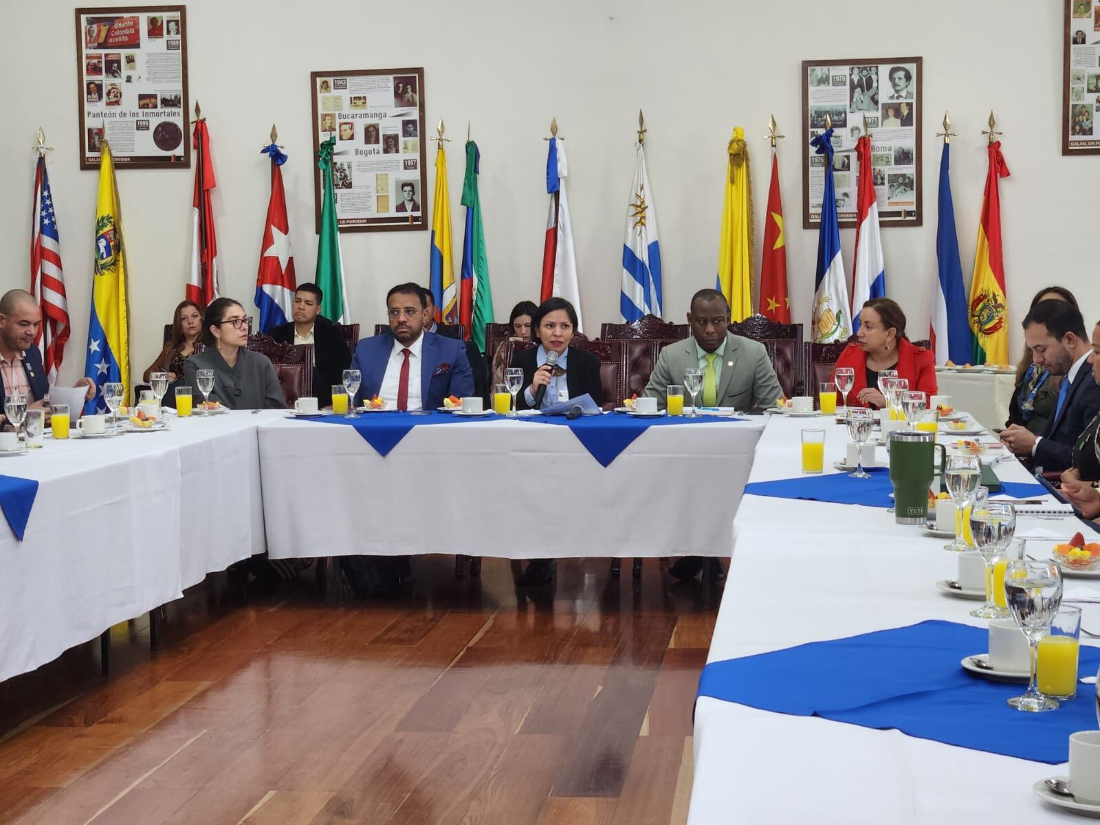 Mesa de Trabajo entre Unidad de Victimas y representantes de las Curules de Paz / Foto: Twitter @UnidadVictimas