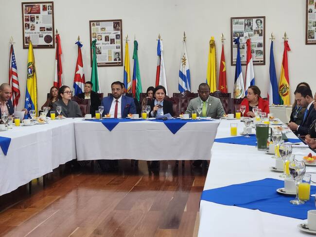 Mesa de Trabajo entre Unidad de Victimas y representantes de las Curules de Paz / Foto: Twitter @UnidadVictimas