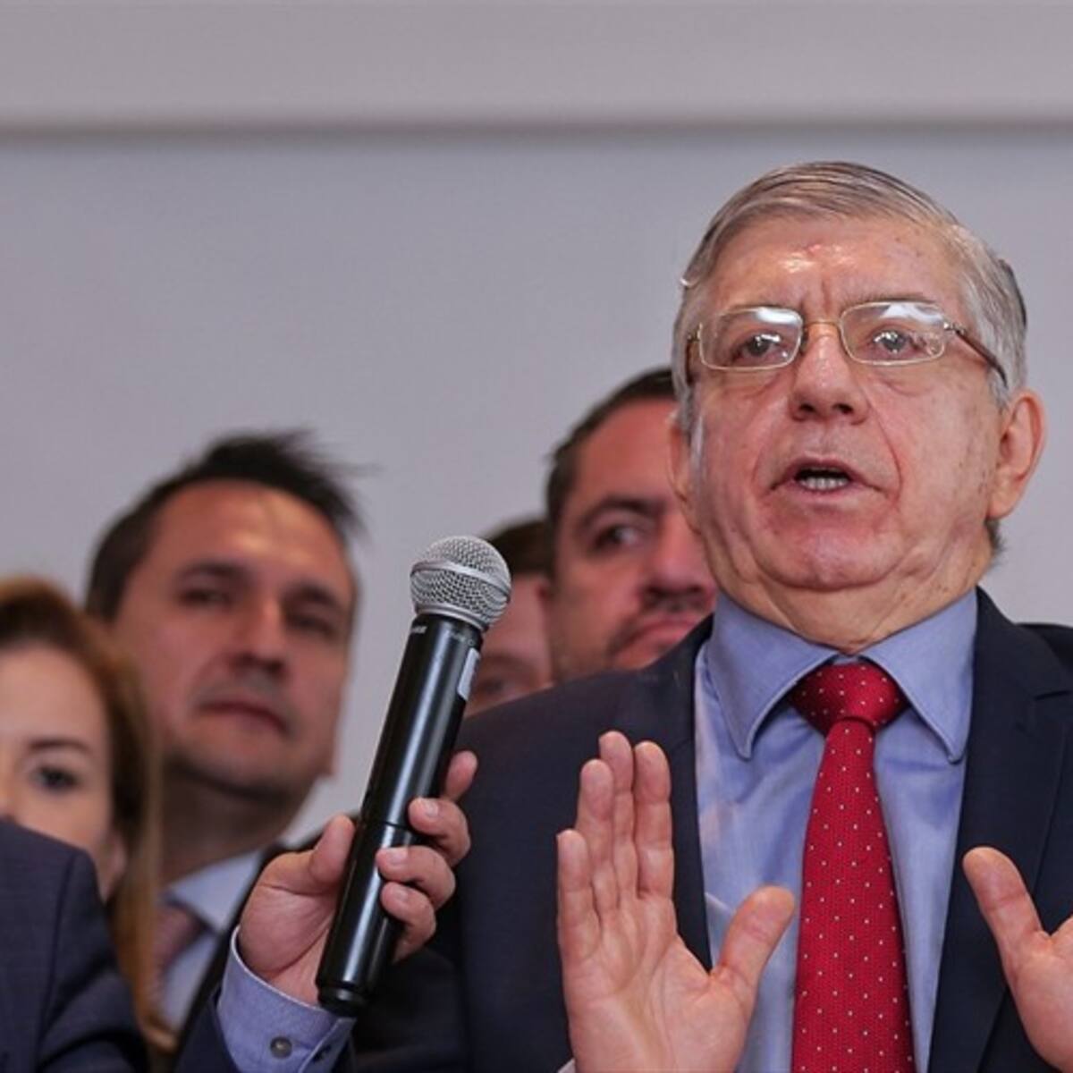 César Gaviria permanece hospitalizado tras cirugía abdominal; reportan evolución estable