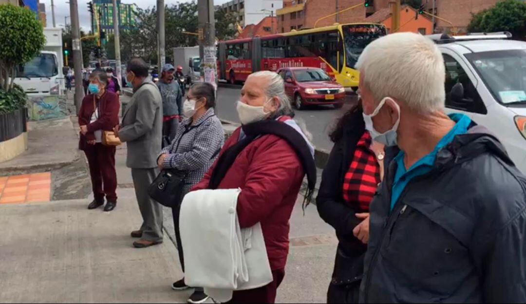 Adultos mayores tuvieron que hacer largas filas para poder vacunarse en Bogotá