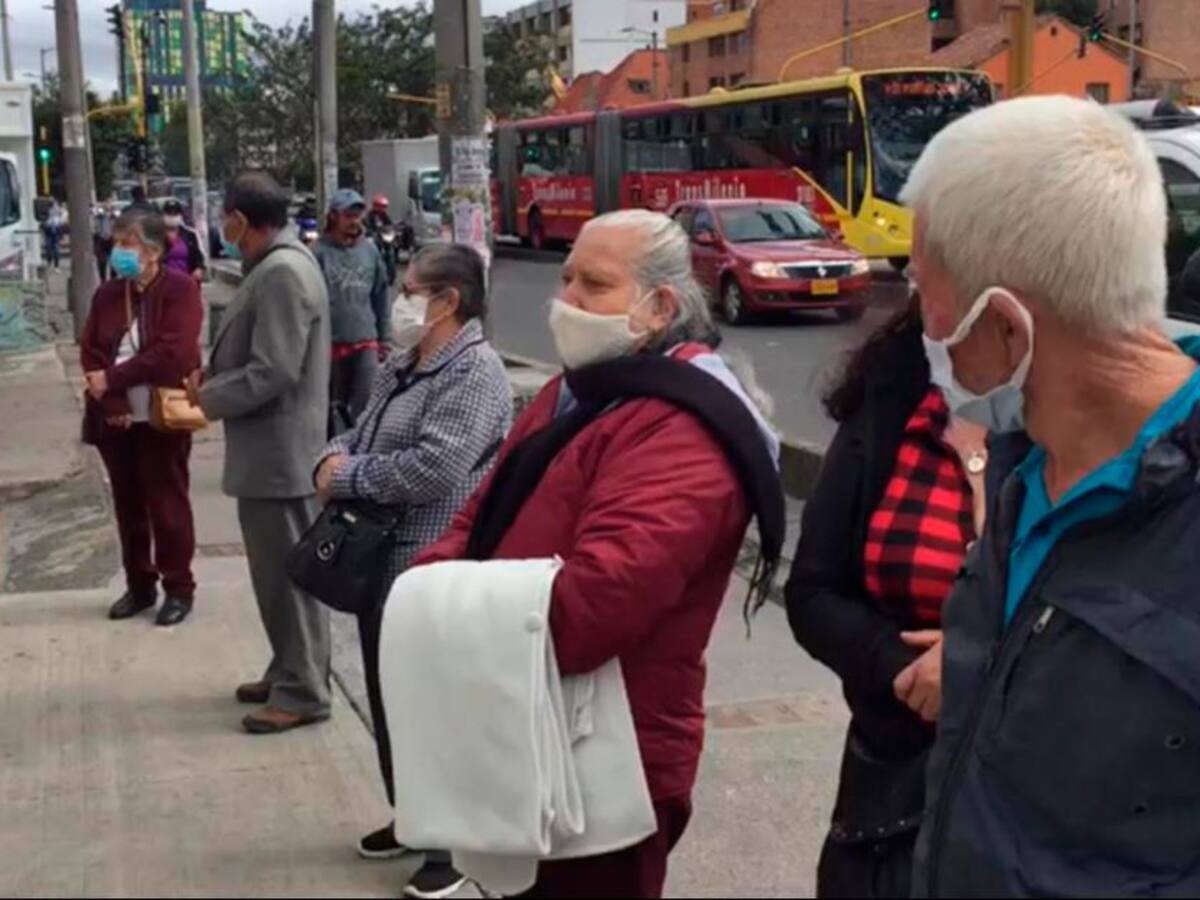 Largas filas de adultos mayores para vacunarse por culpa de un mensaje