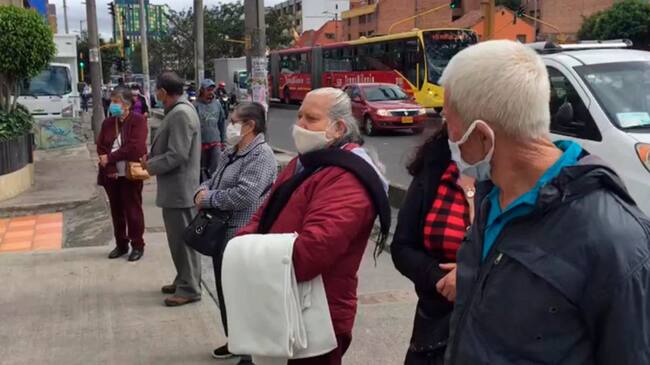 Adultos mayores tuvieron que hacer largas filas para poder vacunarse en Bogotá