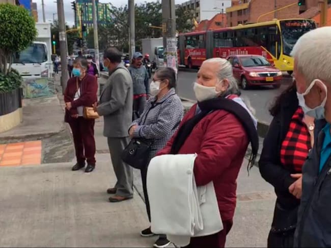 Adultos mayores tuvieron que hacer largas filas para poder vacunarse en Bogotá