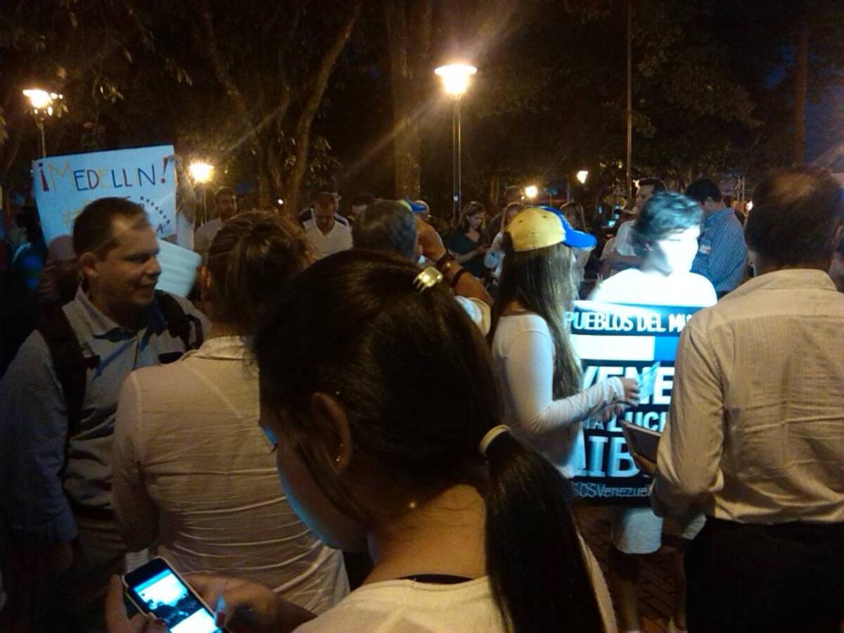 Decenas de venezolanos y colombianos que los apoyaban se manifestaron con pancartas en contra del Gobierno de Nicolás Maduro.