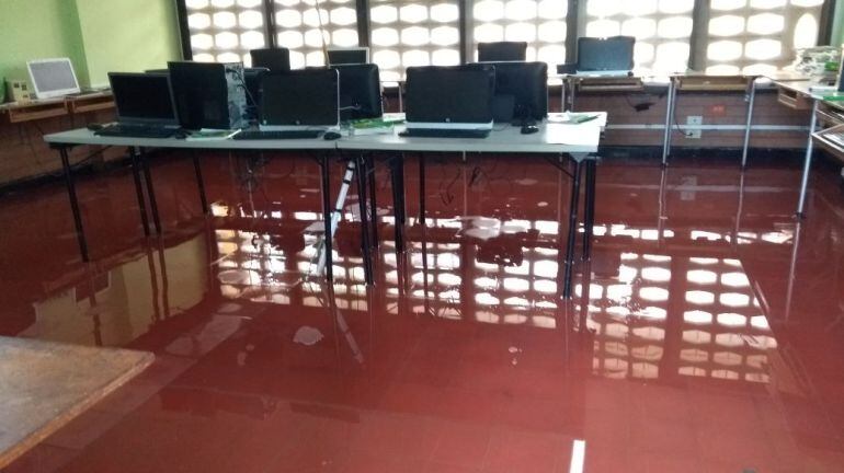 La sala de informática del colegio San Vicente de Paúl, resultó inundada al desbordarse un arroyo en el corregimiento de La Playa.