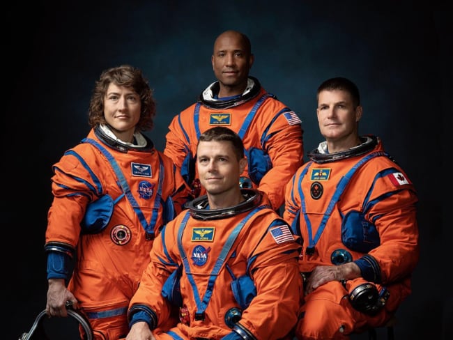 Los astronautas de la NASA Jeremy Hansen, Christina Koch, Victor Glover y Reid Wiseman, quienes orbitarán la Luna en la misión Artemis II. Foto NASA.